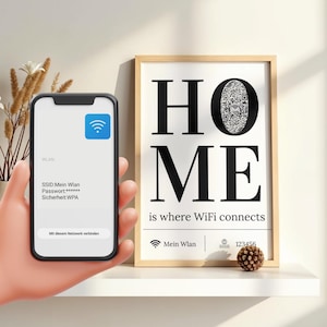 Könnte beinhalten: Ein rechteckiges Wandbild mit hellem Holzrahmen und dem schwarzen Schriftzug HOME, bei dem das O ein QR-Code ist, sowie dem Satz is where WiFi connects. Darunter stehen Mein Wlan, ein WLAN-Symbol, ein Schloss-Symbol und die Zahl 123456.