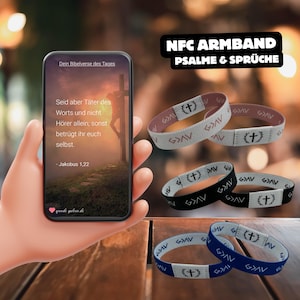 Op de afbeelding: Vier NFC-armbanden met een witte achtergrond en zwarte tekst die "GAV" en een kruissymbool zegt. De armbanden zijn in zwart, blauw, grijs en roze.