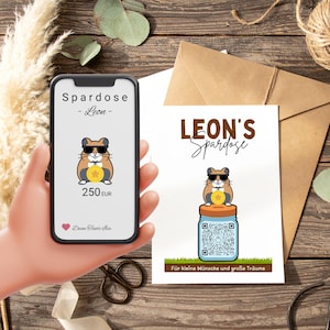 Könnte beinhalten: Ein Smartphone-Bildschirm zeigt "Spardose - Leon -" mit einem Cartoon-Hamster mit Sonnenbrille und einer Goldmünze, die "250 EUR" anzeigt. Eine Karte zeigt "LEON'S Spardose" mit einem Hamster auf einem Glas und einem QR-Code. Der Text "Für kleine Wünsche und große Träume" ist ebenfalls sichtbar.