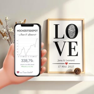 Op de afbeelding: Een smartphone met een financiële grafiek getiteld HOCHZEITSDEPOT Jana & Leonard met een waarde van 338,79€, naast een ingelijste print met het woord LOVE, een QR-code in de letter O, de namen Jana & Leonard en 17 MAI 2027.