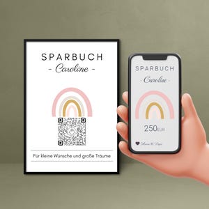 Op de afbeelding: Een witte poster met een zwarte lijst met de tekst "Sparbuch - Caroline -" en een roze, gouden en witte regenboog. Onder de regenboog staat een QR-code. De tekst "Für kleine Wünsche und große Träume" staat onderaan de poster. Een smartphone-scherm toont een vergelijkbaar ontwerp met de tekst "Sparbuch - Caroline -" en "250 EUR". De tekst "Mama & Papa" staat onder het bedrag.