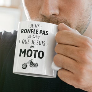 Mug céramique imprimé – "Je ne ronfle pas, je rêve que je suis en moto" – Cadeau humoristique pour motard