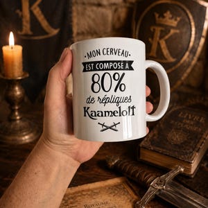 Caneca de cerâmica com a estampa "Meu cérebro é 80% composto de réplicas do Kaamelott"