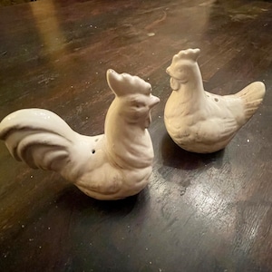 Rooster and chicken salt and pepper shakers
