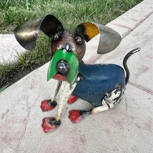Chien en métal recyclé