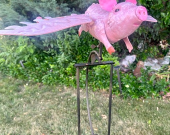 Flying pig kinetic balancing garden art stake
