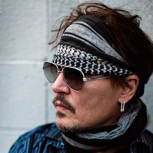 ジョニーデップ　愛用　スカル　バンダナ　 Johnny Depp Recokokoa | Johnny Depp🩶🥹 後ろ姿が…なんとも愛おしい あと1