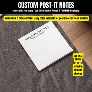 以下が含まれることがあります： 黒い文字でKingston Daniels、Speech Therapistと印刷された白い付箋の正方形の束。一番上のシートは、シンプルなフォントで書かれたこの専門的な名前と役職以外は空白になっています。