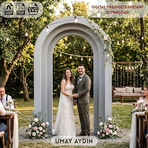 Può includere: Un set di file digitali che include i formati DXF, PDF e SVG per una grande struttura ad arco per matrimoni di colore grigio chiaro. Il design presenta una cornice a doppio arco per decorazioni di eventi, con il testo UMAY AYDIN in basso.