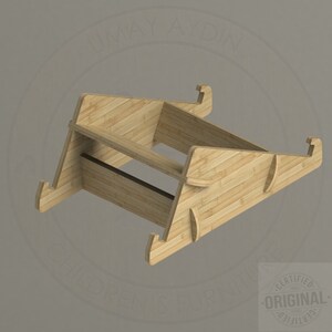 Puede incluir: Un soporte para portátil de madera con un acabado natural. El soporte tiene dos soportes inclinados y una plataforma plana para el portátil. El soporte está hecho de bambú.