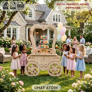 Può includere: Un espositore per cupcake in legno chiaro a forma di carrozza con una corona sulla sommità e ruote decorative. L'espositore presenta più livelli che contengono vari cupcake colorati. Sono visibili le scritte "DIGITAL PRODUCTS INSTANT DOWNLOAD" e "UMAY AYDIN".