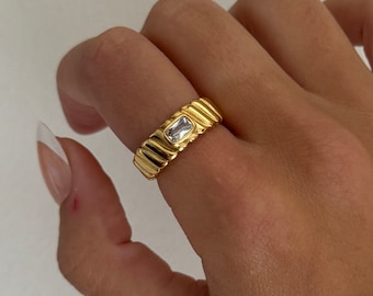Anillo minimalista de oro, anillo de oro acanalado, anillo grueso relleno de oro, anillos minimalistas apilables para mujeres, joyería única con una declaración de oro grueso