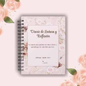 Puede incluir: Un cuaderno con espiral con un diseño floral y el texto "Diario de Lectura y Reflexión." El cuaderno tiene una cubierta rosa con un marco rectangular blanco que contiene texto. El fondo presenta un tono rosa suave con acentos florales.