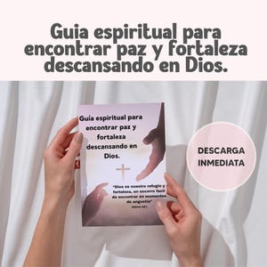 Puede incluir: Un folleto con el texto "Guia espiritual para encontrar paz y fortaleza descansando en Dios" es sostenido por dos manos. El folleto tiene una cruz y el texto "Dios es nuestro refugio y fortaleza, un socorro facil de encontrar en momentos de angustia".