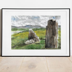 Schottland Steinkreis - Handgemalte Aquarell Illustration | Limited Fine Art Print | Highlands | Stehende Steine Landschaft Grün Schaf