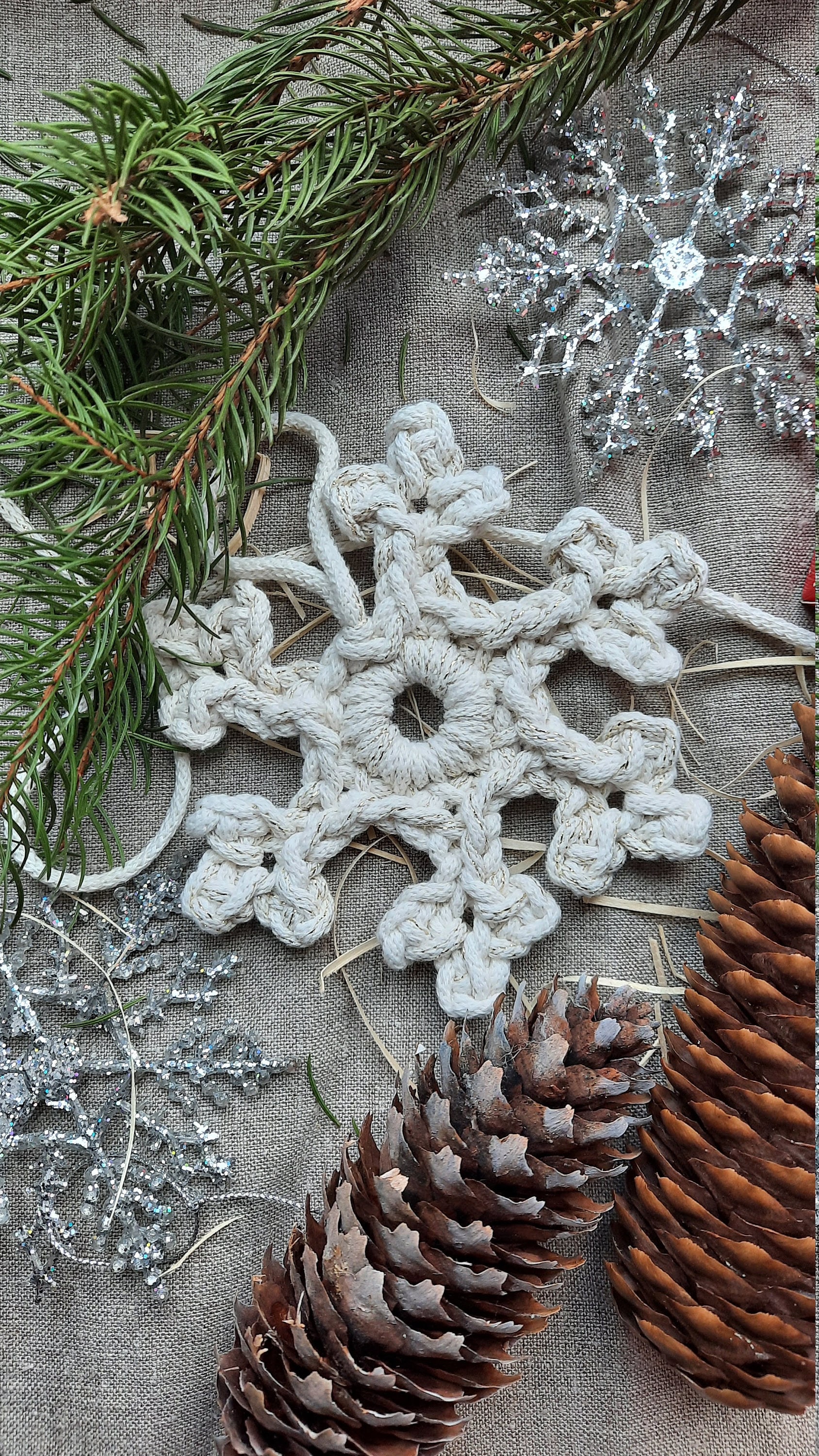 Décoration de Flocon Neige et Ornement d'ange. Décoration Noël sur Le Sapin Noël. Drôles d'ornements
