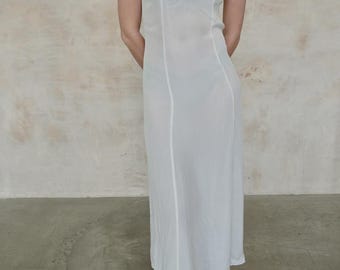 Biała halka z haftem z lat 40. XX wieku