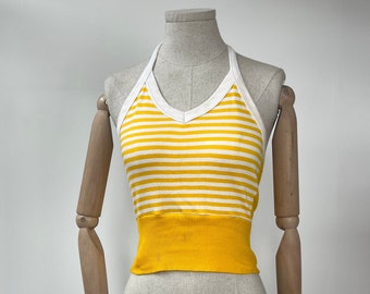 Camisole courte dos nu à rayures jaunes et blanches P/M des années 1970