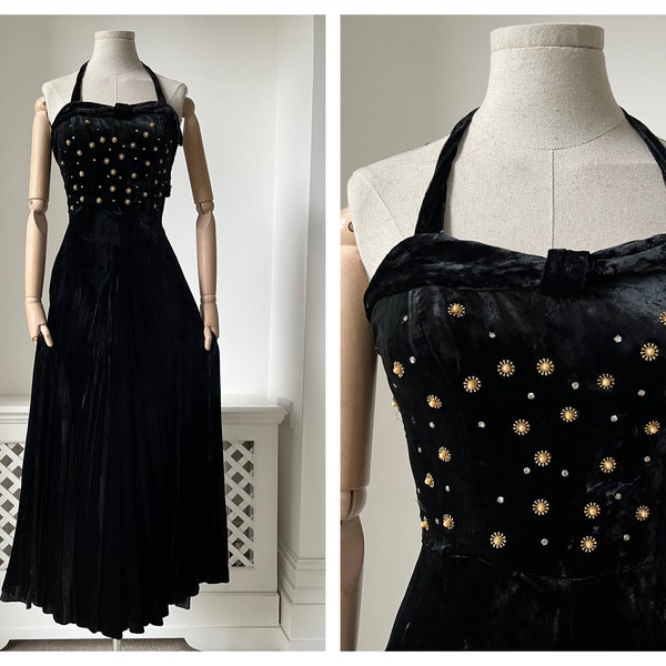 Robe de soirée dos nu en velours des années 1940 avec embellissement