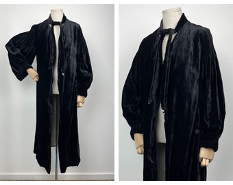 L. Drammatico cappotto da opera in velluto nero inchiostro degli anni '20 con cravatta