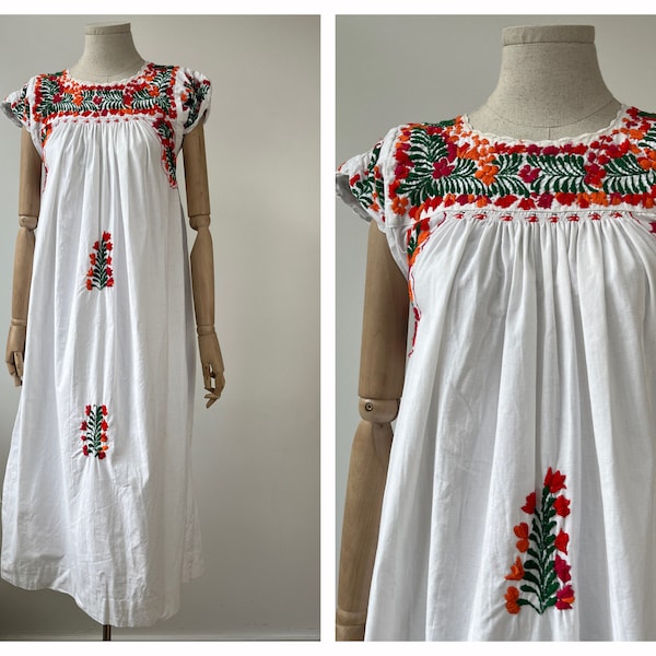 S 1970s Vestido blanco de algodón mexicano bordado a mano Vestido popular bordado