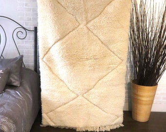 White chubby moroccan rug made of wool, Beni Ourain moroccan wool rug in white, bohemian white wool rug, unique moroccan rug