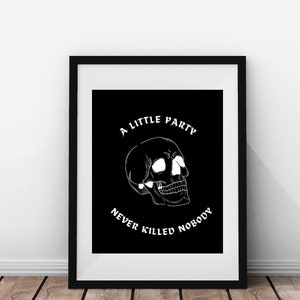 Puede incluir: Impresión en blanco y negro de una calavera con el texto "A little party never killed nobody" sobre un fondo negro.