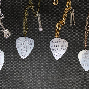5SOS inspiriert Plektrum Halskette: Hand gestempelt Aluminium, Musiktexte