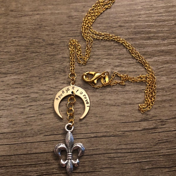 Collana con ciondolo con motto della famiglia Mikaelson // Gli originali