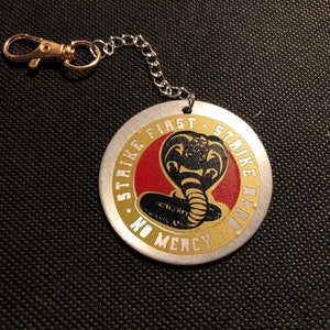 Cobra Kai-sleutelhanger sleutelhanger // Vinyllogo // Aluminium hanger