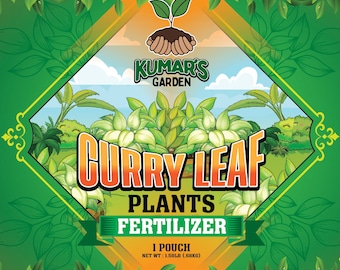 Op de afbeelding: Een groen en oranje verpakking voor Kumar's Garden Curry Leaf Plants Fertilizer. De verpakking bevat de tekst "CURRY LEAF PLANTS FERTILIZER" en het nettogewicht is 0,68 kg. De achtergrond heeft een tuinlandschap.