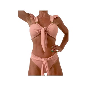 Bikini set Made in rib knit with removable shoulder ruffles, which can be placed in other ways according to your creativity.