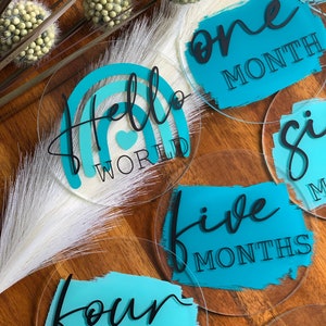 13 Disc Blue Rainbow Acrylic Monthly Milestone Set, ensemble de 12 mois plus carte d’annonce, rondes mensuelles Baby Milestone, accessoire photo pour nouveau-né