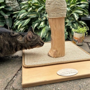 Tiragraffi per gatti in legno di faggio e sisal personalizzato - Base in caldo Catpuccino Tan e tappetino tiragraffi in sisal