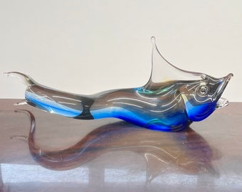 Große 1960er - 1970er Jahre Murano Italien Glas Aal Fisch Figur in Blau und Grün mit einem Mangan Glow unter UV-Licht 37,5 cm Lang