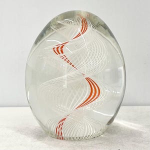 Fermacarte vintage insolito a forma di uovo ovale trasparente con spirale interna arancione bianca degli anni '70, fatto a mano, di ottima qualità, probabilmente in Murano