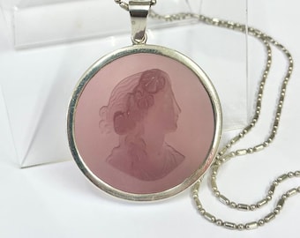 Großer Cameo-Anhänger aus gefrostetem Amethystglas aus Sterlingsilber, vollständig punziert von 1973, mit einem ungewöhnlichen lila Anhänger aus italienischem Silber mit langer Kette