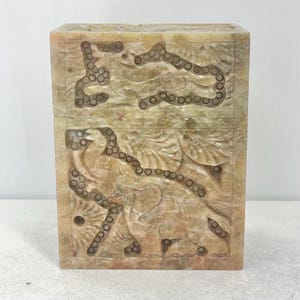 Elefante indiano d'epoca intagliato a mano in pietra ollare con dettagli incantevoli, portasigarette, portagioie, portaoggetti, dettagli naturali.