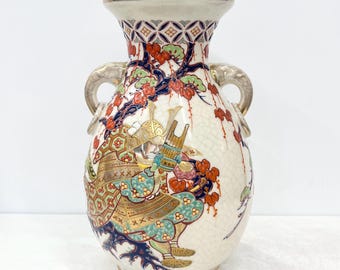 Japanische Baluster-Vase mit handgemalten Emailszenen, die auf der Basis signiert sind: Vintage