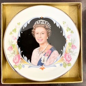 Vintage Crown Staffordshire China Ceramic Queen Elizabeth II 1952 - 1977 Silver Jubilee Trinket Dish Mini Plate Boxed Royal Memorabilia