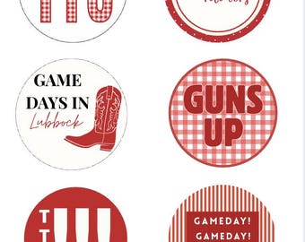 Può includere: Un set di sei adesivi circolari con temi della Texas Tech University. I design includono il testo TTU a quadretti rossi, Texas Tech Raiders, uno stivale da cowboy rosso con Game Days in Lubbock, Guns Up a quadretti rossi, TTU con punti esclamativi e testo Gameday.