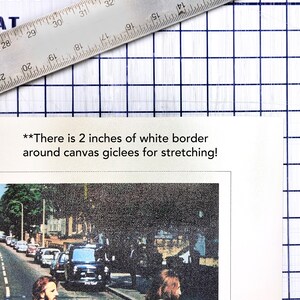 Puede incluir: Una fotograf&iacute;a en blanco y negro de los Beatles caminando por una calle. La foto est&aacute; impresa en lienzo con un borde blanco de 5 cm alrededor de los bordes para estirar.