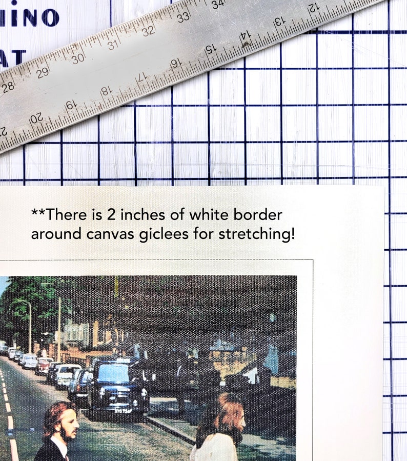 Puede incluir: Una fotograf&iacute;a en blanco y negro de los Beatles caminando por una calle. La foto est&aacute; impresa en lienzo con un borde blanco de 5 cm alrededor de los bordes para estirar.
