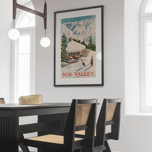 Puede incluir: Un cartel vintage que anuncia Sun Valley, Idaho, con una ilustraci&oacute;n colorida de un albergue de esqu&iacute; y esquiadores en una ladera de monta&ntilde;a nevada.