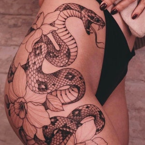 Get now this beautiful and sexy flower snake tattoo design, this tattoo will make you look incredibly sensual and feminine
