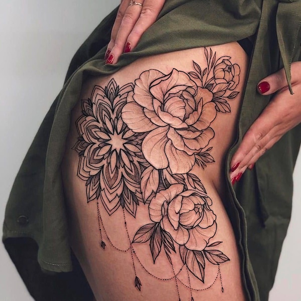 Holen Sie sich dieses wunderschöne und sinnliche Blumen- und Mandala-Tattoo-Design.