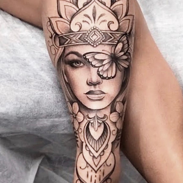 Obtenez maintenant cette conception de tatouage sensuelle et féminine avec un visage de femme, un mandala, un papillon et des fleurs pour la jambe ou le bras.