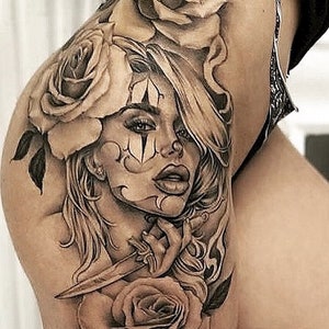 Holen Sie sich jetzt dieses schöne und feminine Design einer Frau mit Blumen, Sie werden mit diesem sinnlichen Tattoo am sexysten aussehen