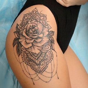 Holen Sie sich dieses wunderschöne und sinnliche Mandala-Design mit Blumen. Mit diesem Tattoo siehst du richtig sexy aus, alle werden verrückt nach dir sein.