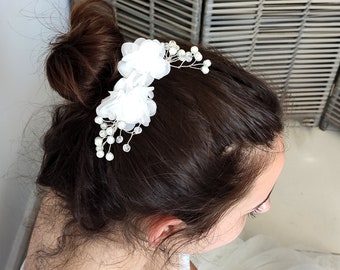White Tulle Flowers, Small Pearls and Crystals Bridal Hair Clip, Flowers and Pearls Wedding Barrette, White Bridal Headpiece, Flower Girl